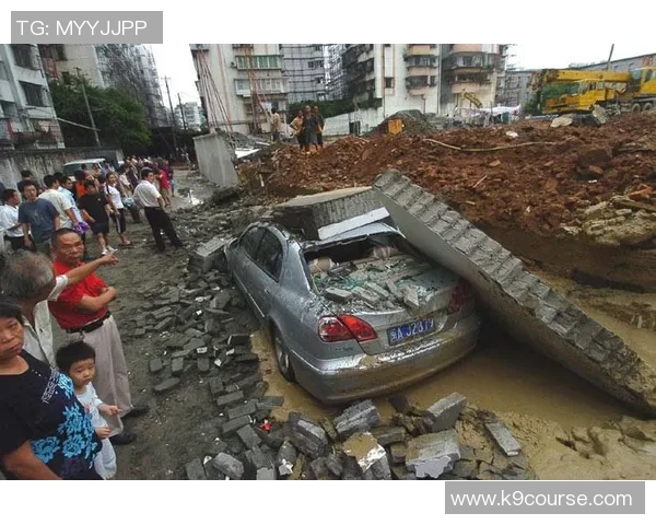 巴萨体育城遭暴风雨袭击一面围墙不幸倒塌引发关注 巴萨体育城遭暴风雨袭击一面围墙不幸倒塌引发关注